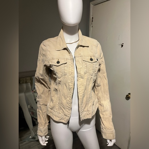 Abercrombie & Fitch - Picture 4 of 11